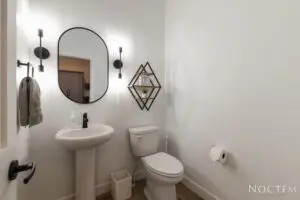 Bathroom with a mirror, wash basin, and toilet