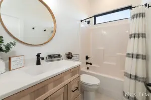 Bathroom with a mirror, wash basin and a bathtub